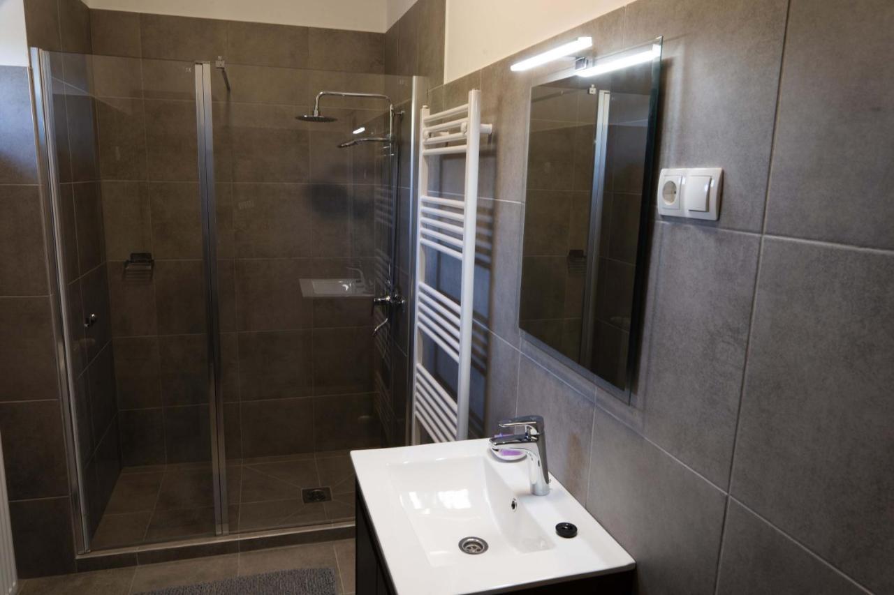 Kunfoglalas Apartmanhaz Kisujszallas Ngoại thất bức ảnh